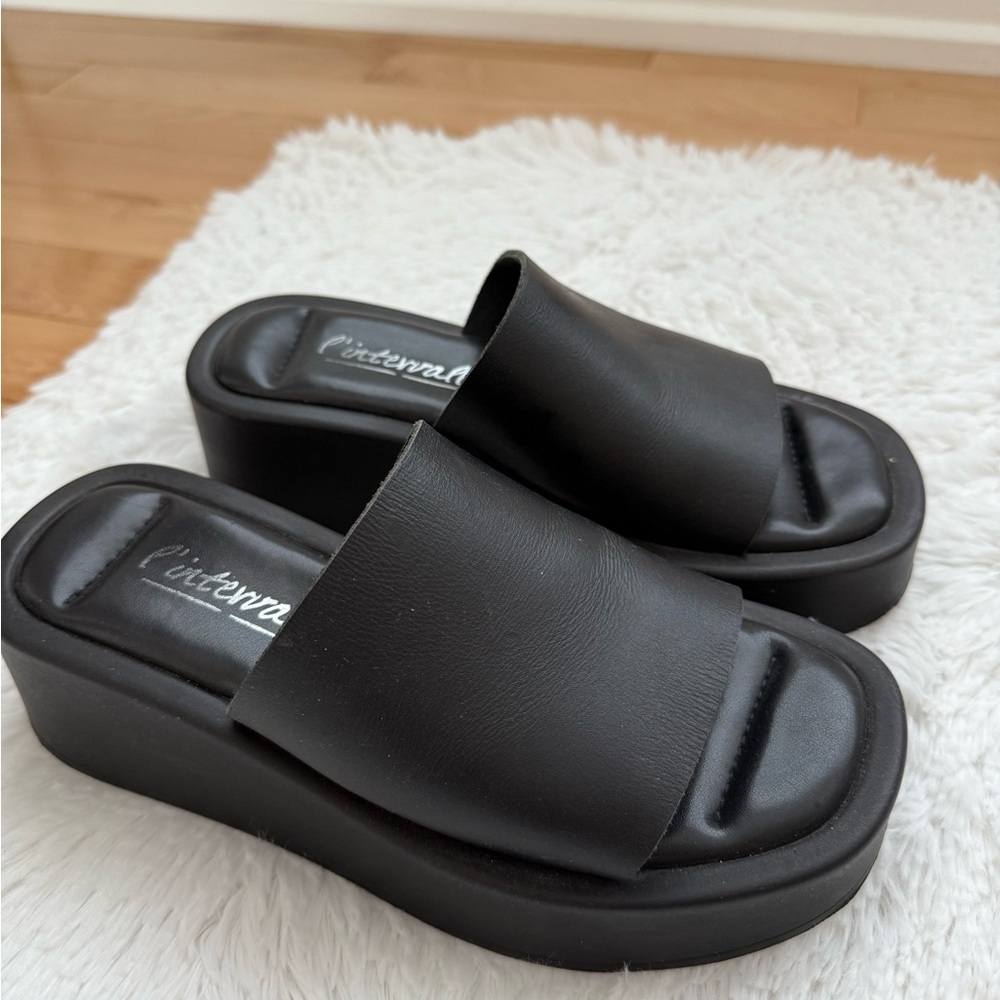 L'INTERVALLE Black Platform Slide Sandals
